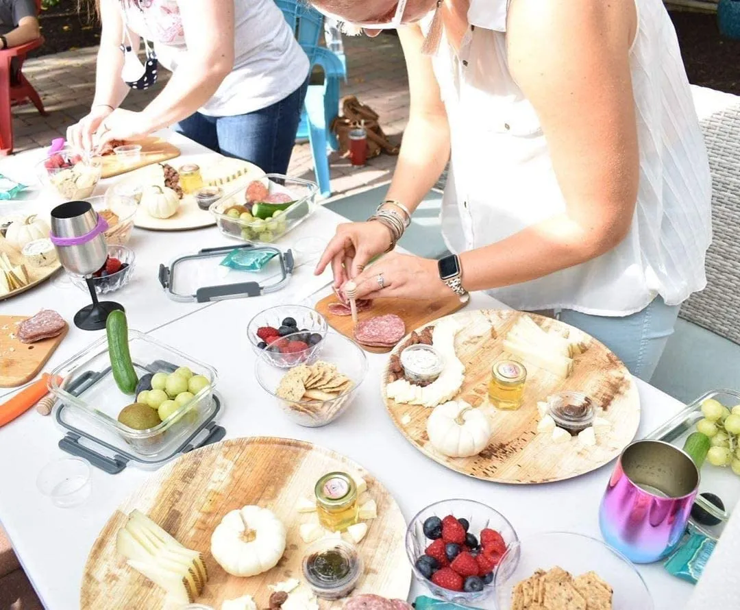 Naturally Chic Palm Leaf Compostable Serving Trays - 13” Round, Biodegradable Disposable Eco Friendly Bamboo Like Trays for Weddings, Parties, BBQs, Events (100 Pack)