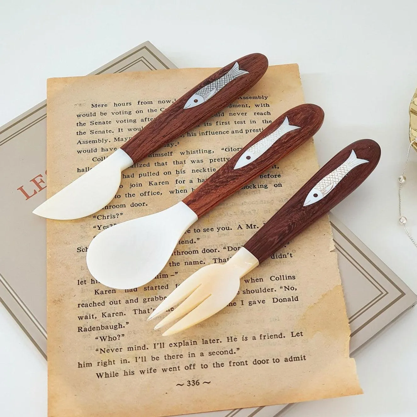 Shell Cutlery With Wooden Handle